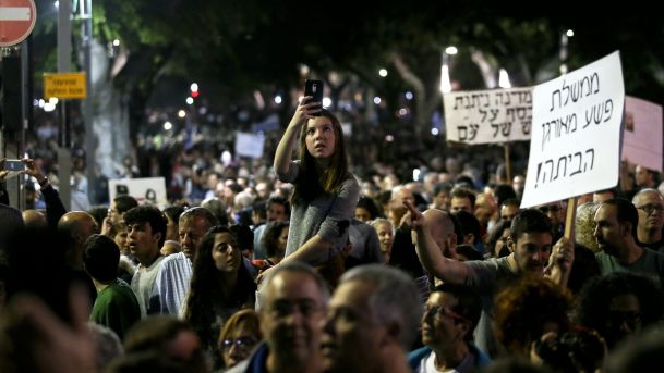 Tens of thousands march in Tel Aviv against Prime Minister Netanyahu