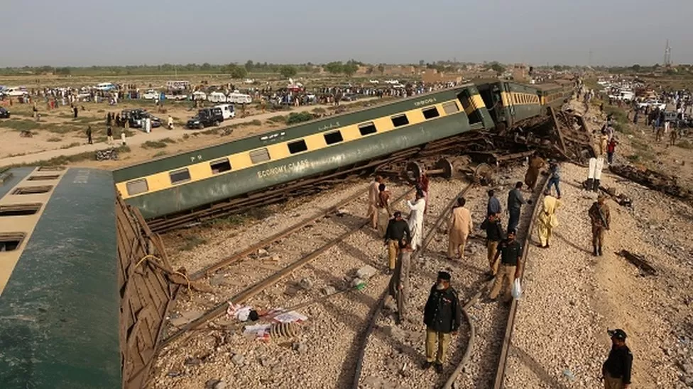 Pakistan passenger train derails killing 30
