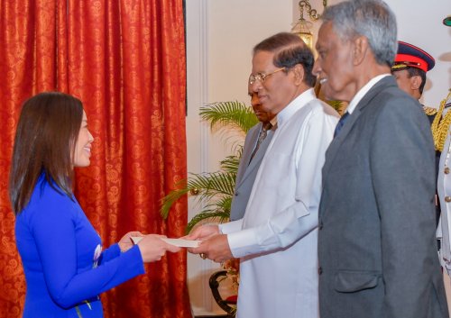 Five new envoys to Sri Lanka present credentials to President