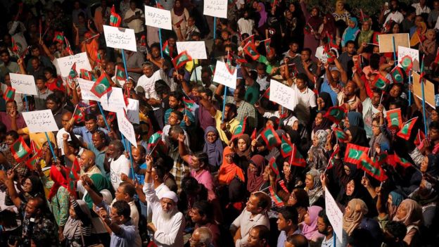 Maldives: Supreme Court judges arrested amid political crisis